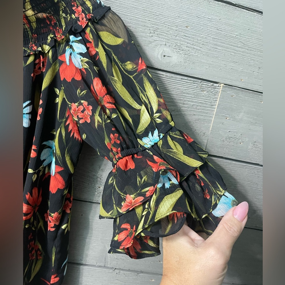 CeCe Black Blue Red Floral Ruffle Off the Shoulder Blouse Sz M Summer Date Night - Picture 4 of 11